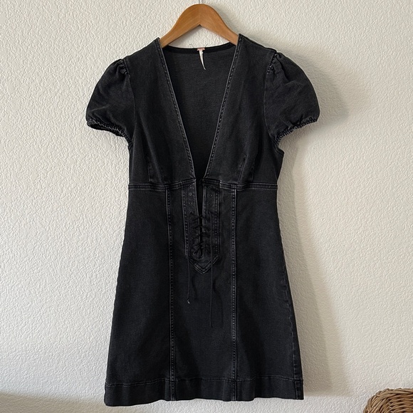 Free People Dresses & Skirts - FREE PEOPLE something sweet v neck Black Denim Mini Dress with Puff Sleeves sz 4